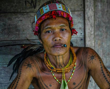 visite les hommes fleurs mentawai